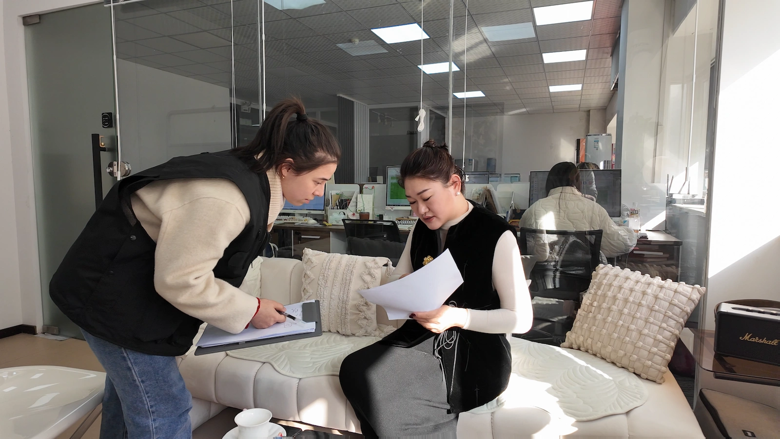 Команда Tiger Logistics с документами — подготовка к таможенному оформлению