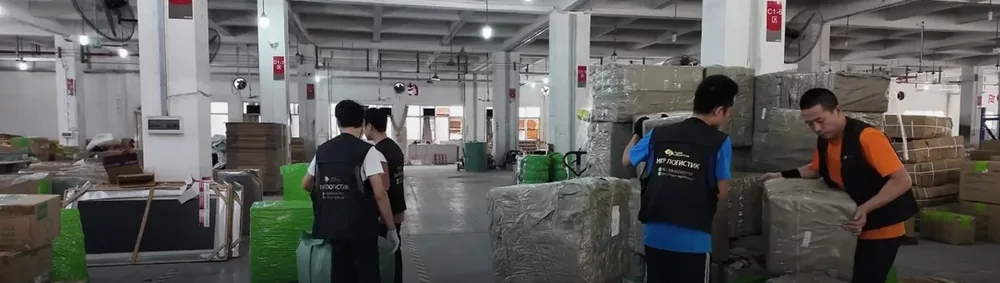 Сотрудники Tiger упаковывают и готовят груз к отправке на складе в Фошане, регион Гуанчжоу